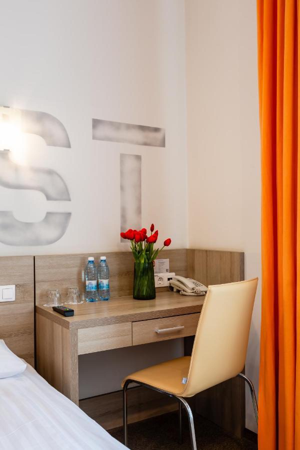 Practicotel Kiev Bagian luar foto