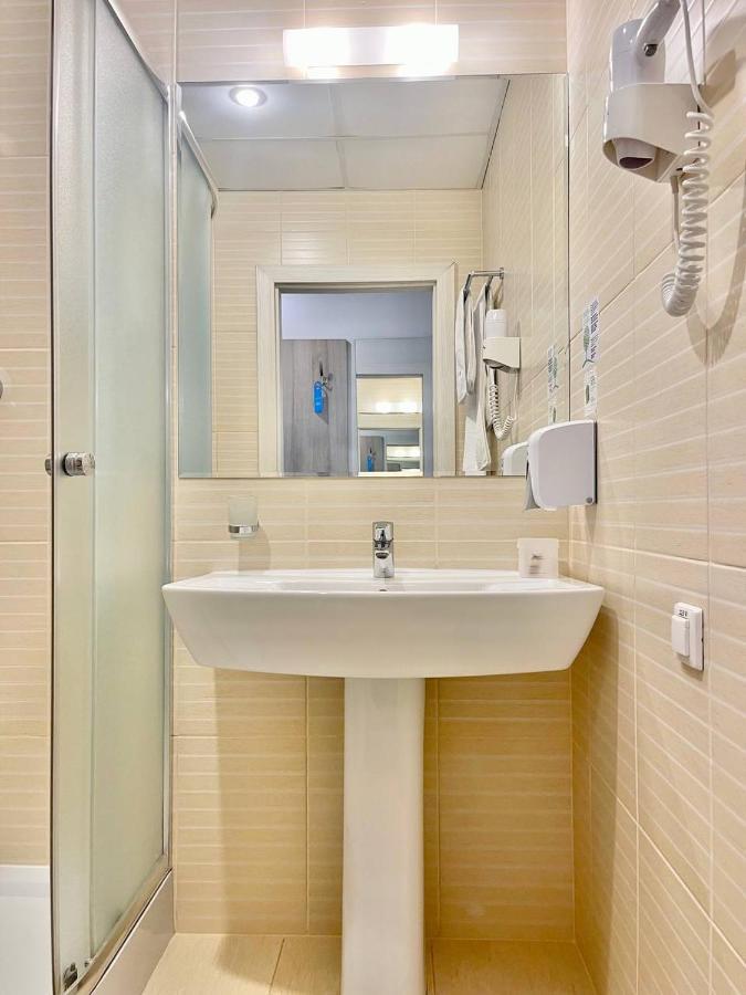 Practicotel Kiev Bagian luar foto