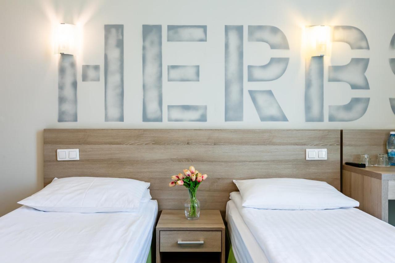 Practicotel Kiev Bagian luar foto