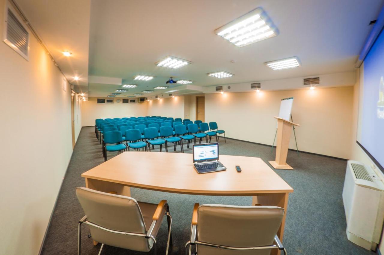 Practicotel Kiev Bagian luar foto