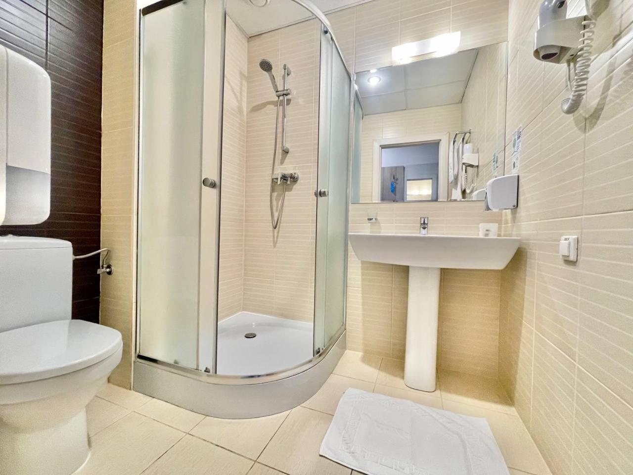 Practicotel Kiev Bagian luar foto