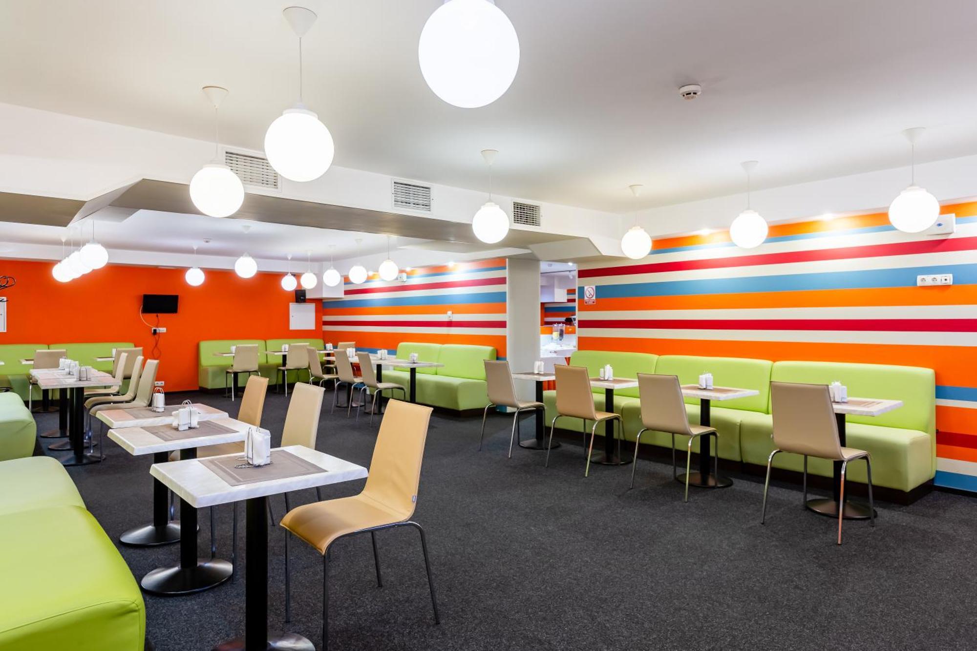 Practicotel Kiev Bagian luar foto
